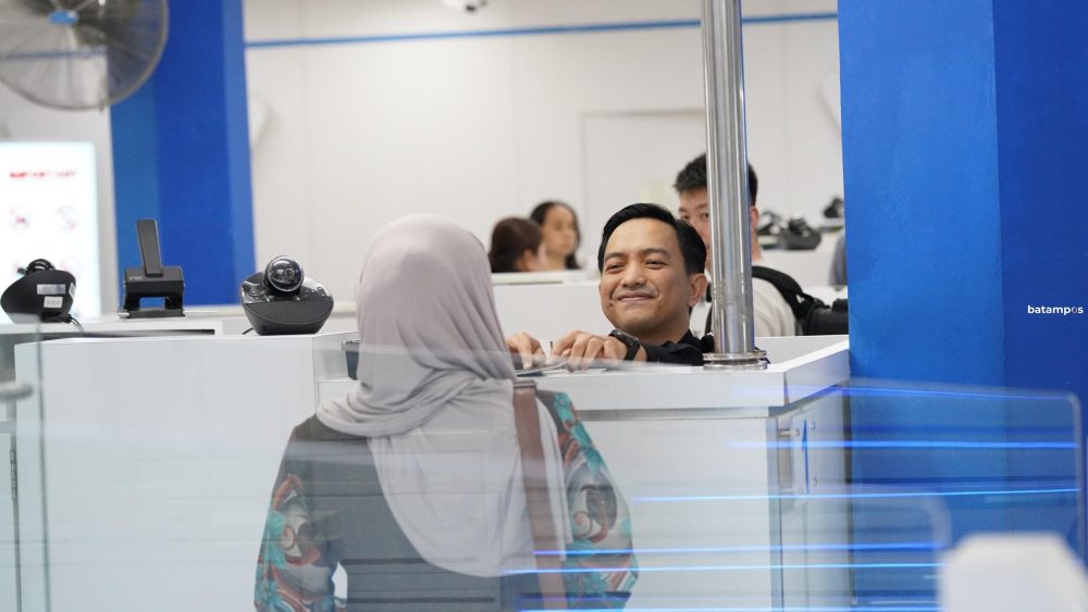 Petugas Imigrasi Batam melayani WNI di konter pemeriksaan paspor di pelabuhan. f. istimewa