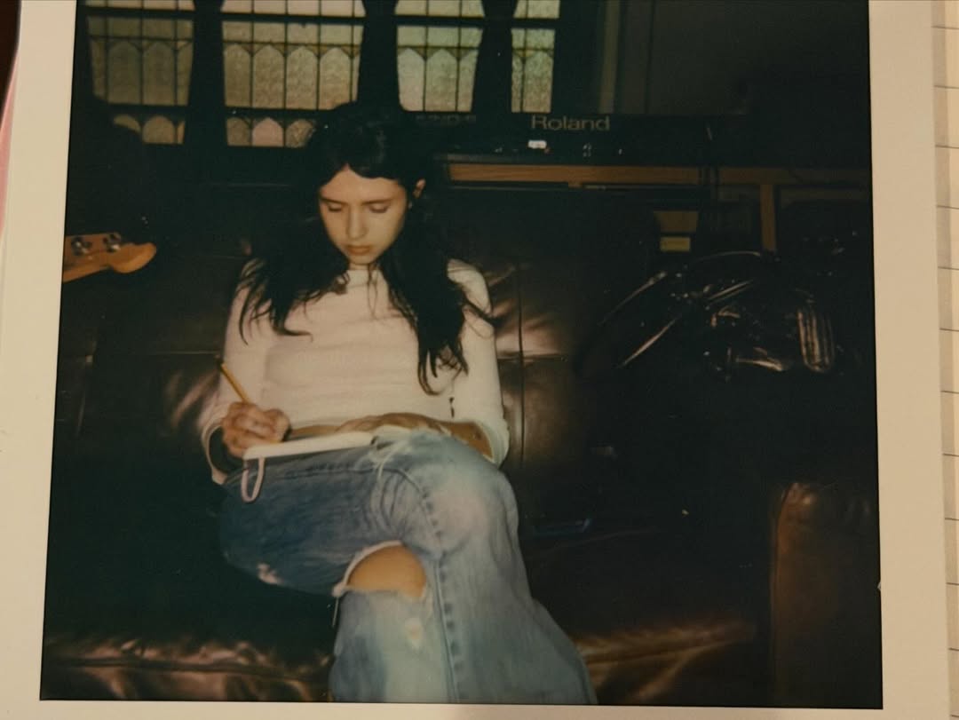 Clairo memberikan teaser album barunya melalui postingan Instagramnya.