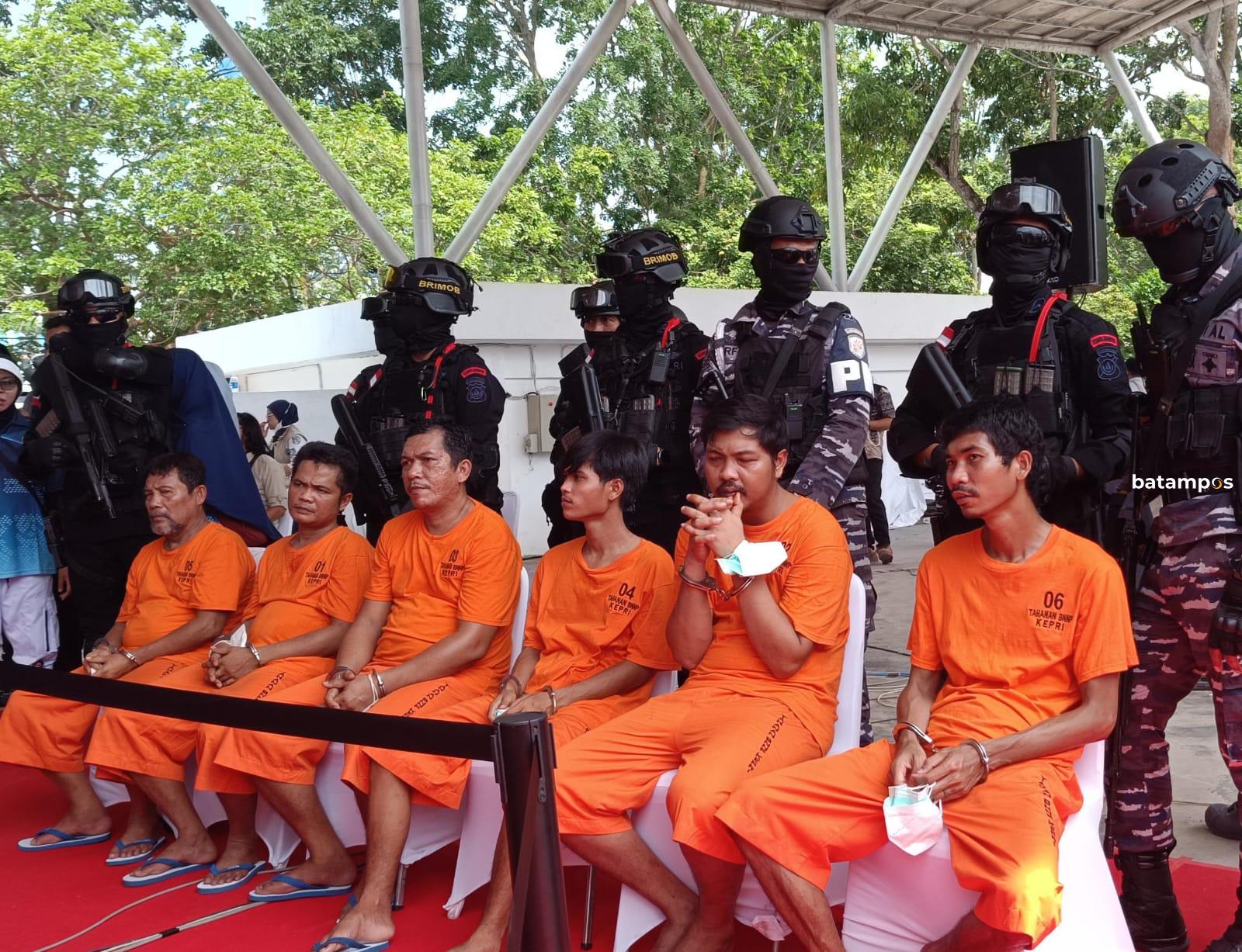 Para tersangka penyelundup sabu 2 ton sebelum divonis di PN Batam. F. Istimewa