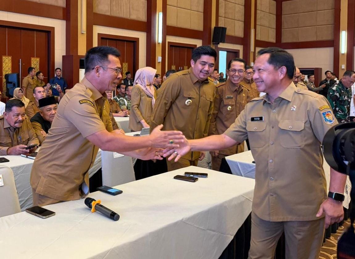 Mendagri Tito Karnavian menyalami Bupati Anambas, Aneng. Pada kesempatan itu, Mantan Kapolri ini memuji pertumbuhan ekonomi Anambas yang tertinggi di Kepri. F Diskominfo Kepri