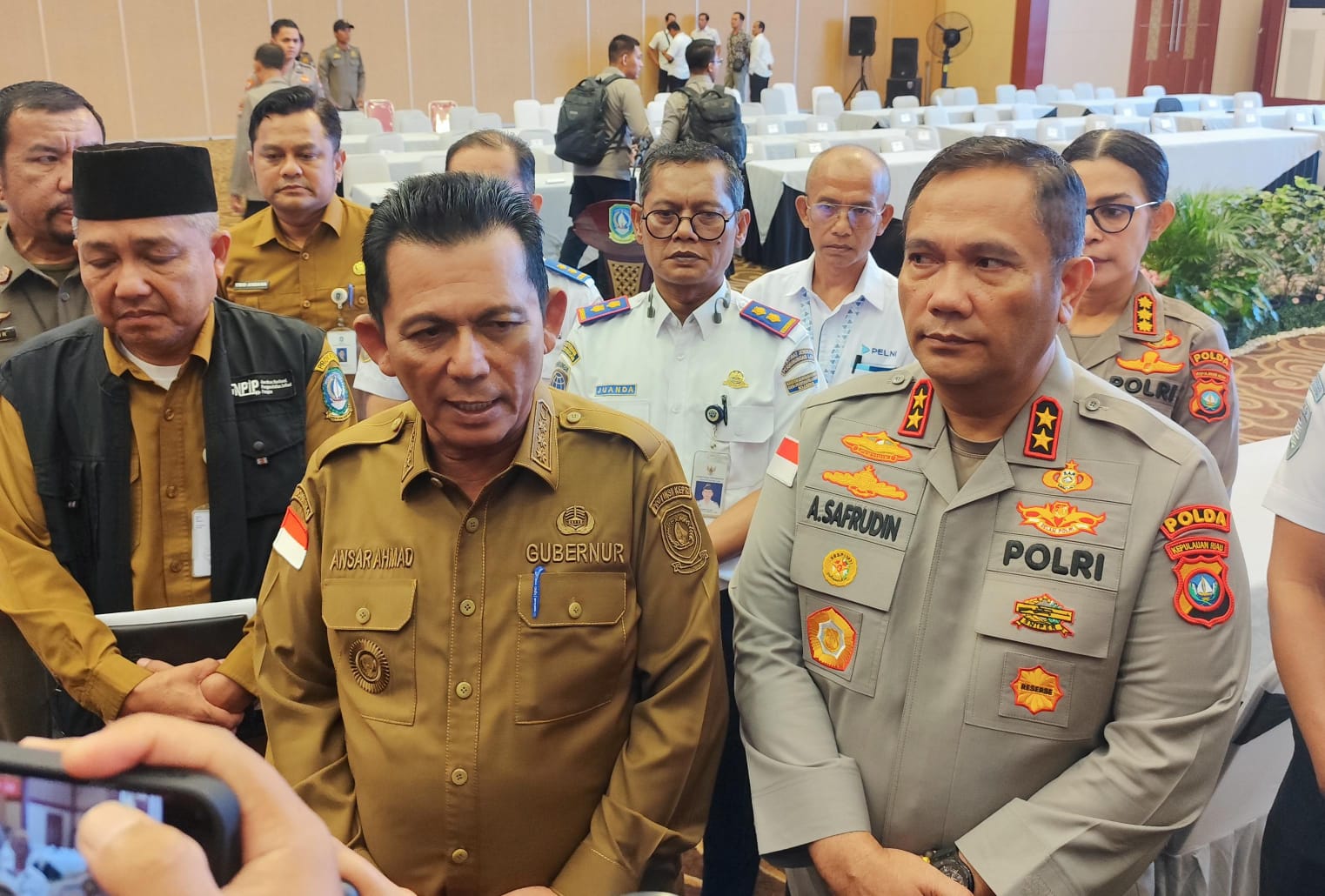 Kapolda Kepri, Irjen Pol Asep Safrudin (kanan) bersama Gubernur Kepri Ansar Ahmad. F. Mohamad Ismail/Batam Pos