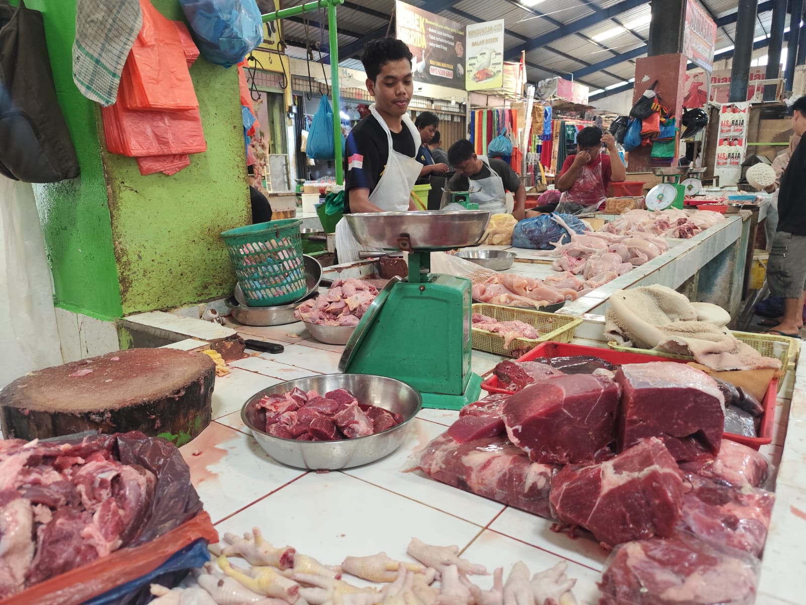 Pedagang di Pasar Bintan Center Tanjungpinang memastikan harga daging beku bakal mengalami kenaikan, Selasa (10/3). F. Mohamad Ismail/Batam Pos