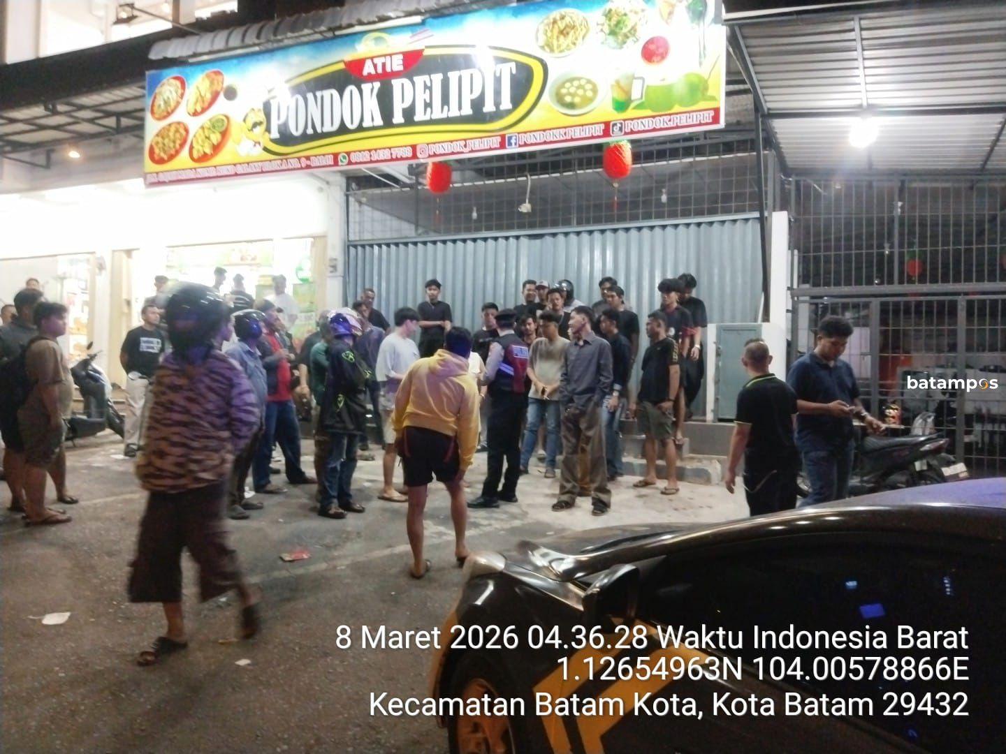 Polsek Lubukbaja meredam keributan akibat lakalantas di Lubukbaja. F. Polsek Lubukbaja untuk Batam Pos.