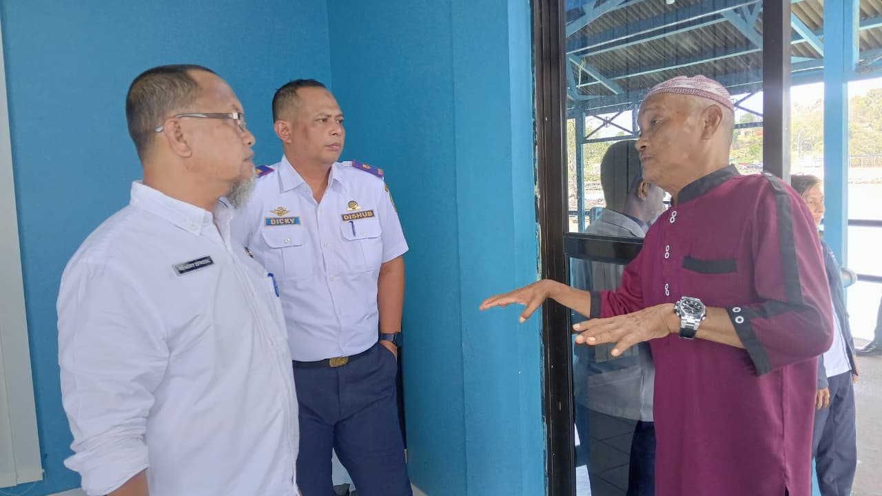 Hendry Efrizal, Kepala Dinas Perhubungan Kabupaten Lingga bersama Kabid Darat dan Kabid Laut, Selasa (10/3). F. Vatawari/BATAM POS