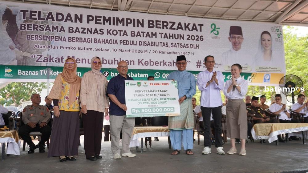 Manajemen RS Awal Bros Group Kepulauan Riau menyerahkan zakat sebesar Rp500 juta kepada BAZNAS Kota Batam dalam kegiatan Teladan Pemimpin Berzakat di Lapangan Engku Putri, Batam. F. Istimewa