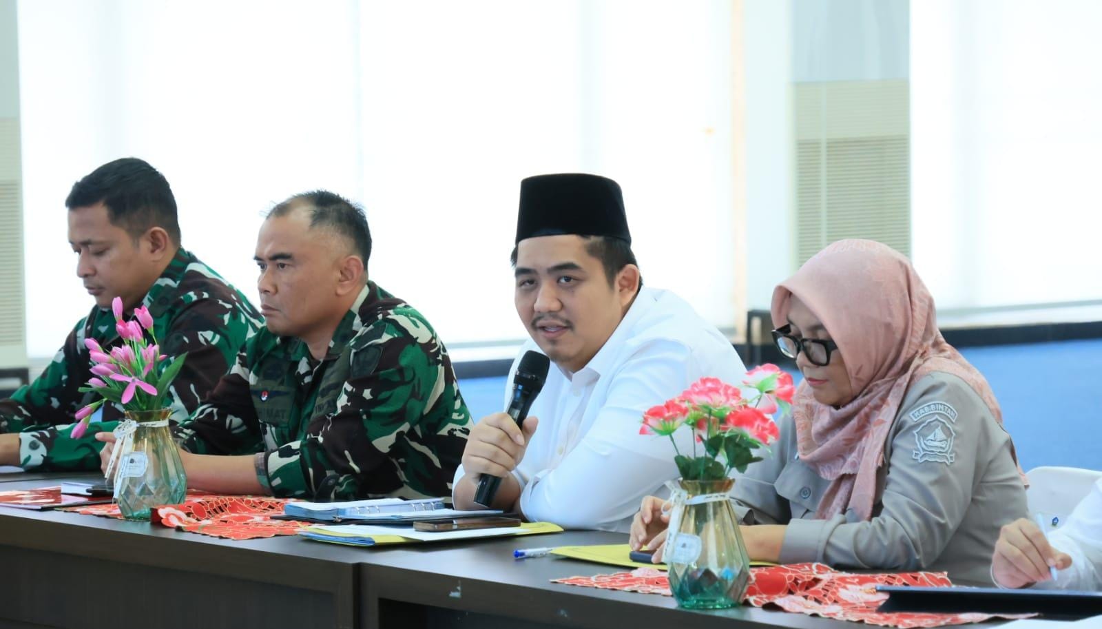 Bupati Bintan, Roby Kurniawan memimpin rakor kesiapan menyambut Hari Raya Idul Fitri yang digelar di Aula Kantor Bupati Bintan, Bintan Buyu, pada Selasa (10/3/2026). F.Zoko untuk Batam Pos