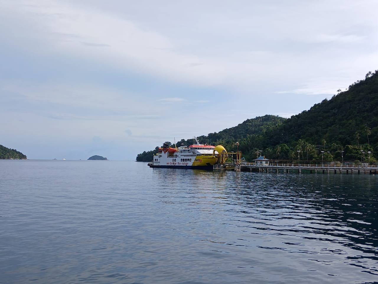 Kapal roro KMP Bahtera Nusantara 01 sedang sandar di Pelabuhan Matak. BMKG memprediksi kondisi cuaca pada arus mudik nanti bisa mencapai gelombang 2,5 meter. F Ihsan Imaduddin/Batam Pos