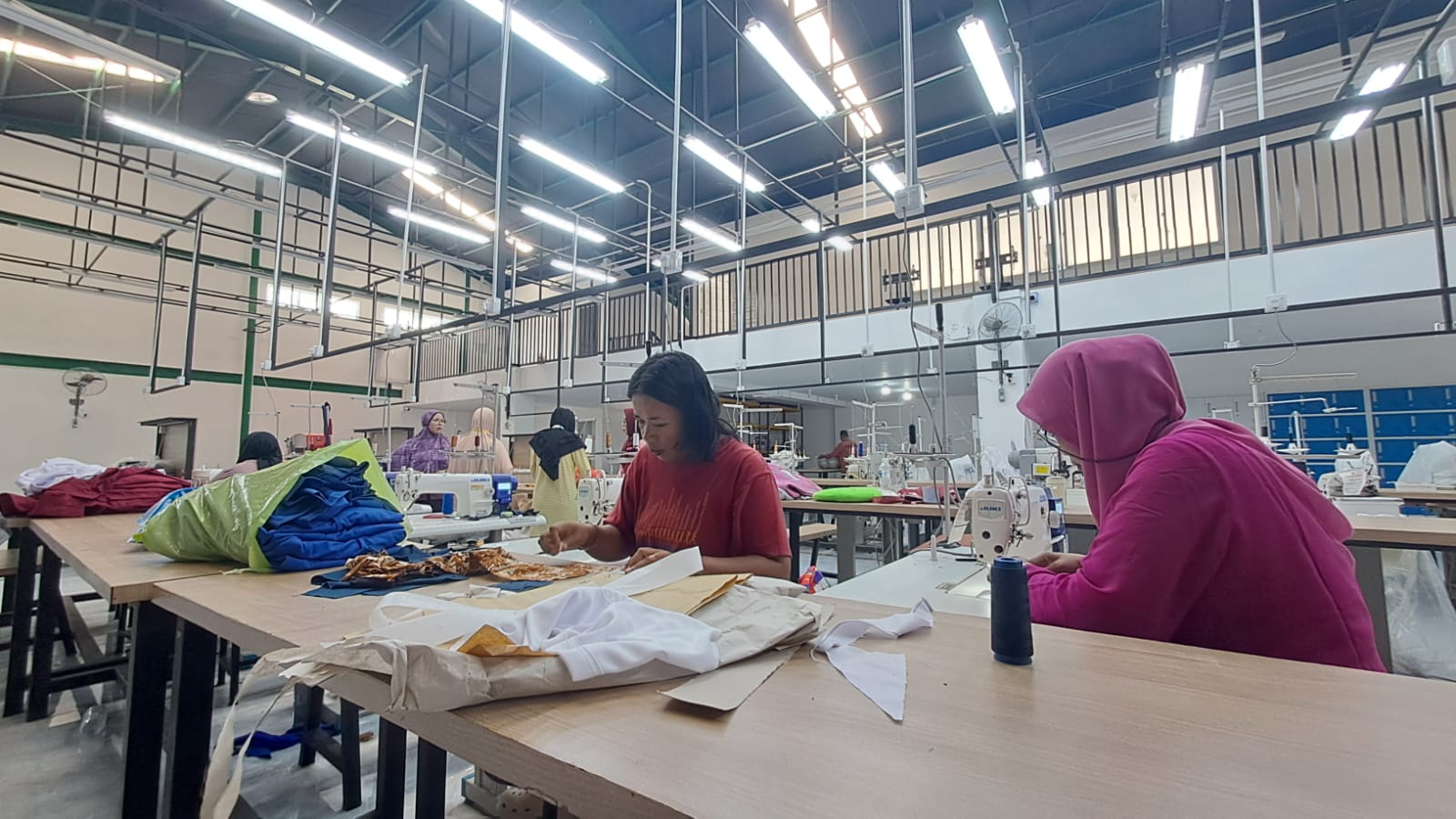 Kegiatan produksi di Sentra Industri Fashion Seri Kuala Lobam, yang berlokasi di Kecamatan Seri Kuala Lobam, Bintan. F.Slamet Nofasusanto/Batam Pos.
