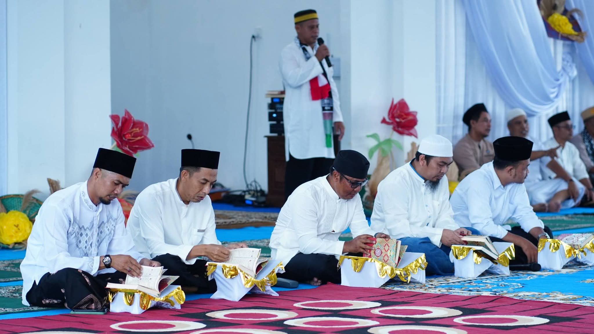 Kegiatan Tadarus dan Khatam Al-Qur'an memperingati Nuzulul Qur'an oleh Pemkab Lingga di Masjid Megad Kuning Daik Lingga, Senin (9/3). F. Diskominfo Lingga