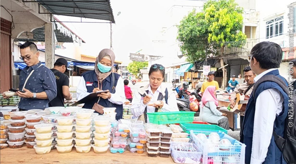 Dinas Kesehatan bersama BOPOM RI cek jajanan pangan dan takjil di bazar Ramadan  F Sandi Pramosinto/Batam Pos