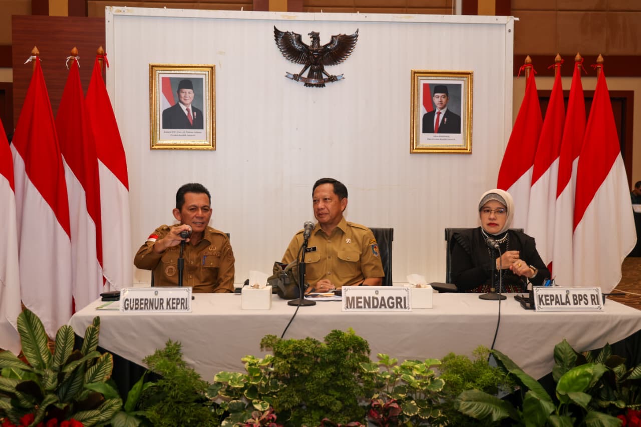 Mendagri Tito Karnavian bersama Gubernur Kepri Ansar Ahmad, memimpin Rakor Inflasi di Kepri beberapa waktu lalu. F Diskominfo Kepri untuk Batam Pos 