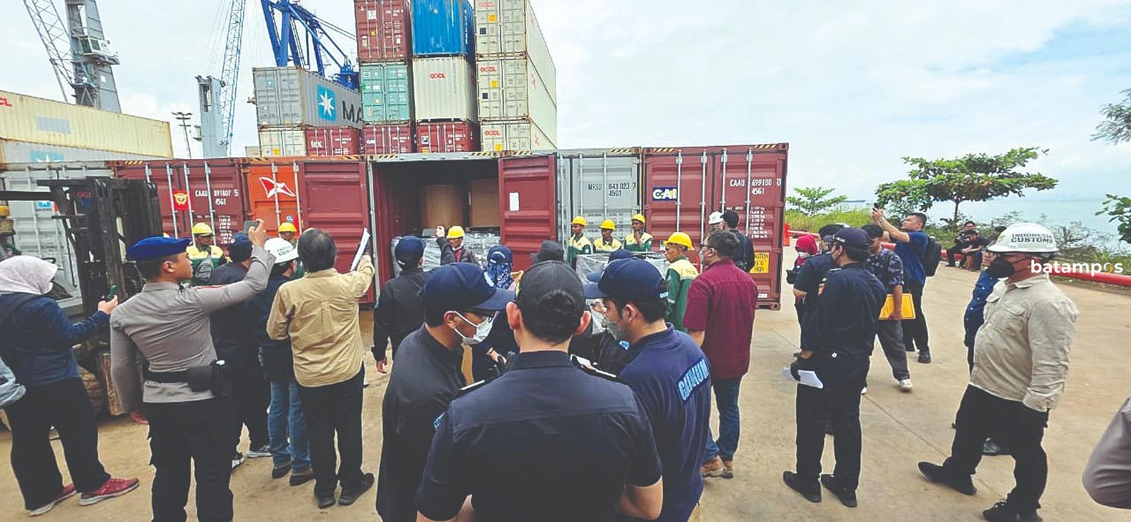 Ratusan Kontainer limbah elektronik asal AS mulai direekspor. BC Batam memastikan semua direekspor. Foto: YOFI YUHENDRI/BATAM POS