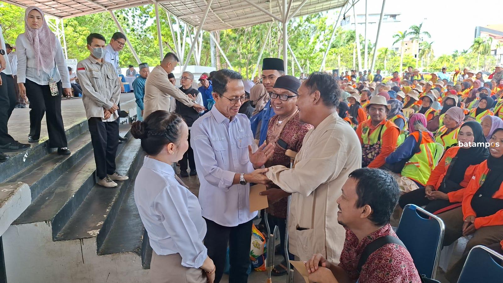 Wali Kota Batam Amsakar Achmad dan Wakil Wali Kota Batam Li Claudia Candra bersama Baznas Kota Batam salurkan paket sembako. f Rengga Yuliandra/ Batam Pos