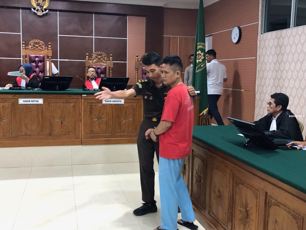 Leo Chandra, terdakwa kasus penyelundupan sabu seberat hampir dua ton usai menjalani sidang di PN Batam, Senin (9/3). F.Aziz Maulana