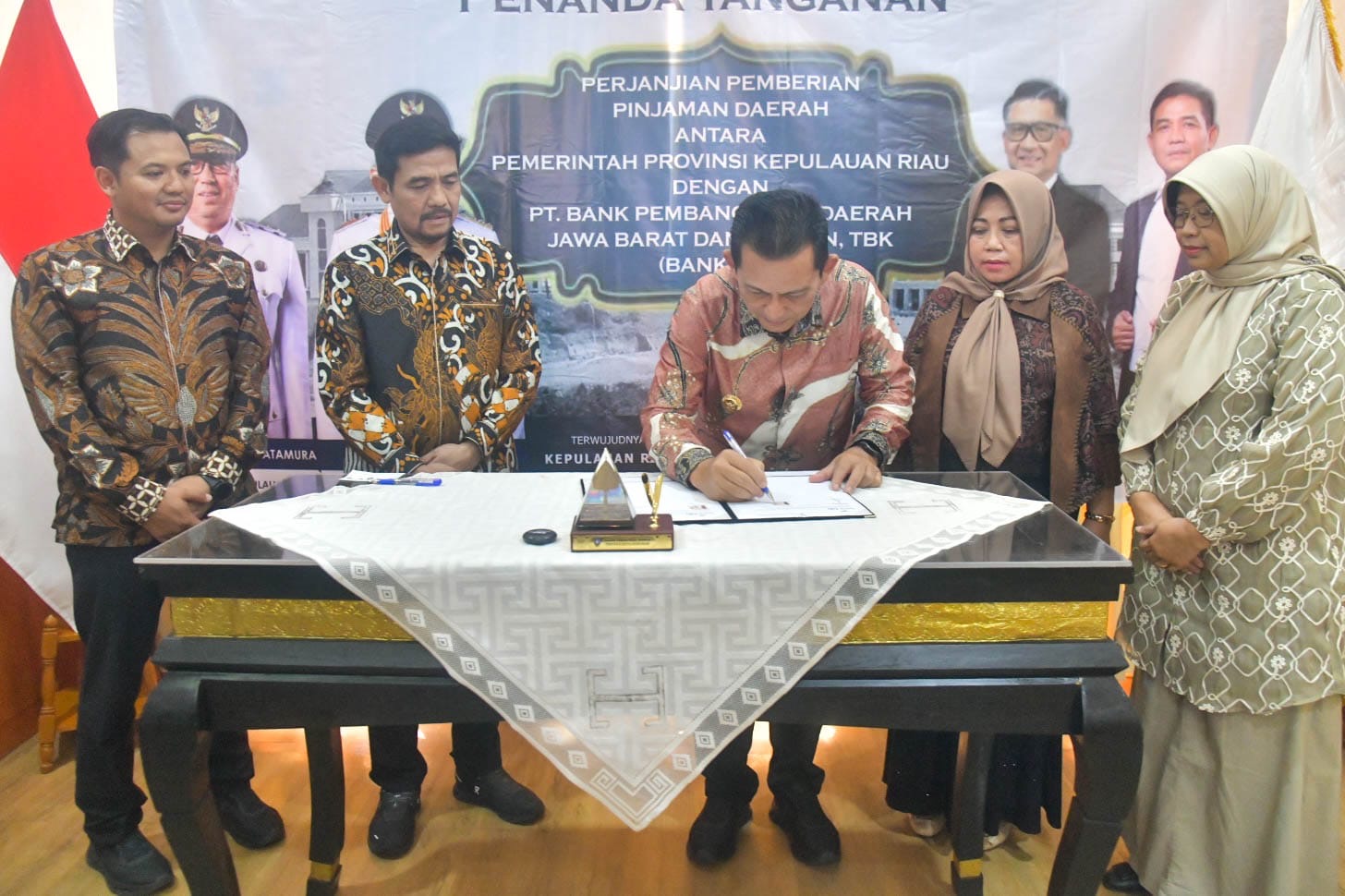 Gubernur Kepri, Ansar Ahmad melakukan penandatanganaan Perjanjian Pemberian Pinjaman Daerah dengan Bank BJB di Ruang VIP Pelabuhan Punggur, Batam, Kamis (5/3) lalu. F Diskominfo Kepri
