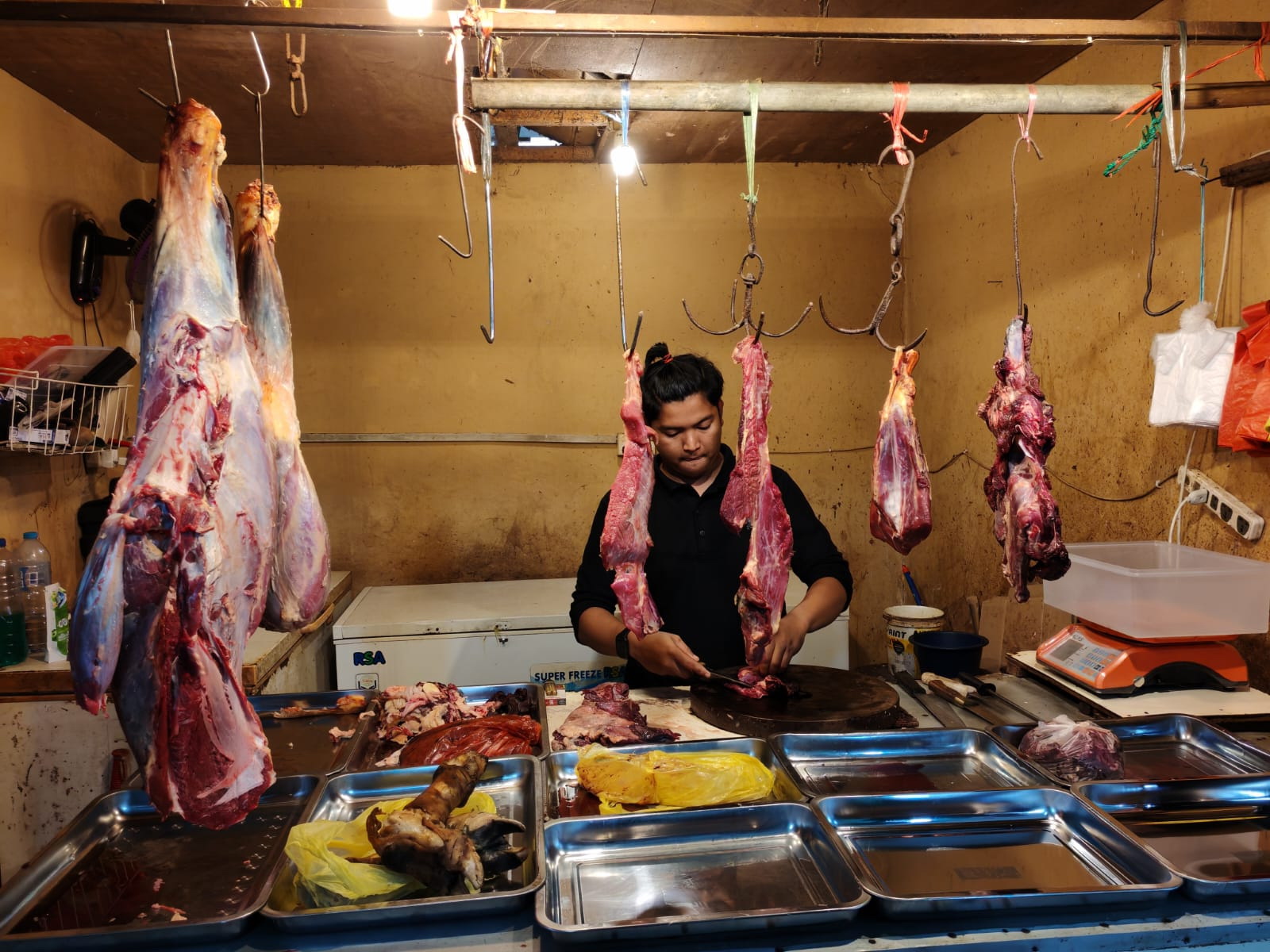 PEDAGANG&nbsp;daging sapi segar di Pasar Puan Maimun, Tanjungbalai Karimun sedang&nbsp;memotong daging sapi segar. F Sandi Pramosinto/Batam Pos