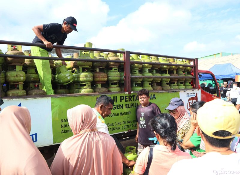 Warga antri saat membeli gas 3 kg di operasai pasar yang digelar Disperidag Kota Batam di fasum Perumahan Pesona Asri Batam Kota beberapa waktu lalu. F Cecep Mulyana/Batam Pos