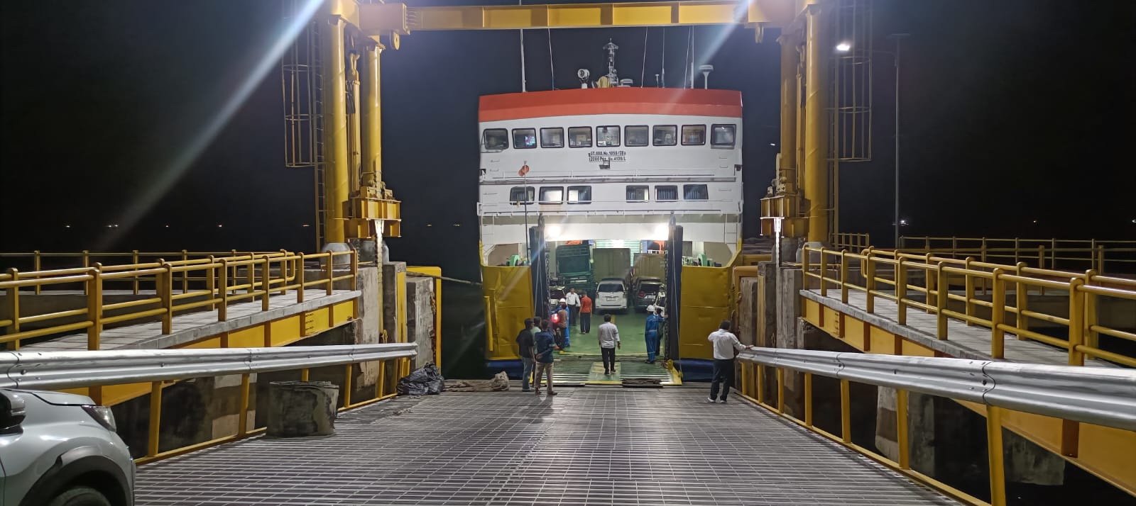 KMP Teluk Singkil yang berangkat menuju&nbsp;Pelabuhan Mengkapan, Tanjungbuton,Kabupaten Siak, Provinsi Riau dari Karimun. F Sandi Pramosinto/Batam Pos 