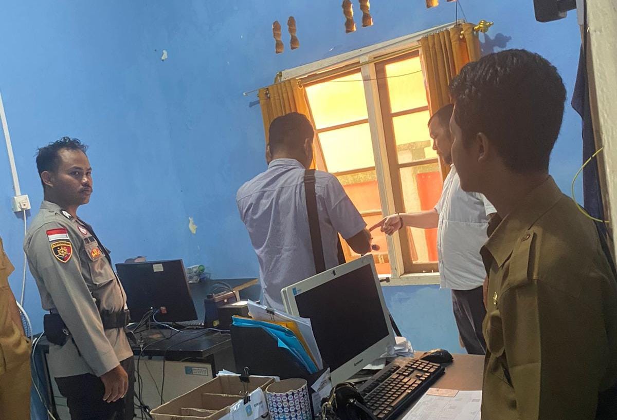 Petugas kepolisian melakulan olah TKP di Kantor UPTD Disdukcapil Jemaja. F Raspen Gultom untuk Batam Pos