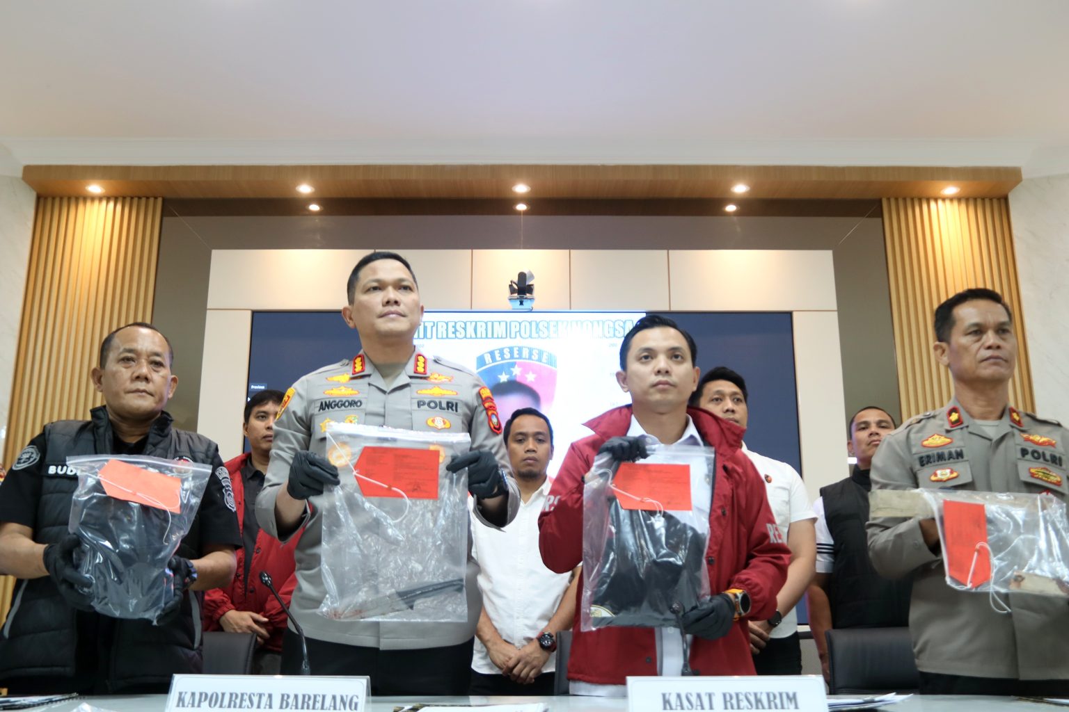 Kapolresta Barelang Kombes Pol Anggoro Wicaksono bersama Kasat Reskrim Polresta Barelang saat ekspos di Mapolresta Barelang, Rabu (11/3). F Cecep Mulyana/Batam Pos