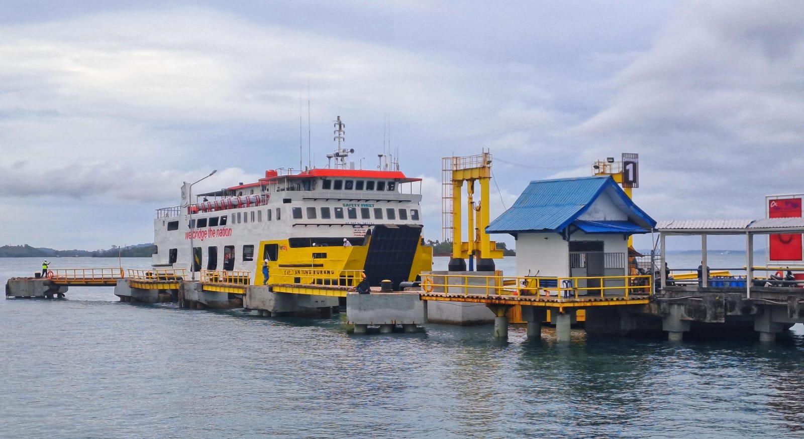 Kapal RoRo sandar di dermaga Pelabuhan ASDP Tanjunguban, Bintan. F.Slamet Nofasusanto/Batam Pos