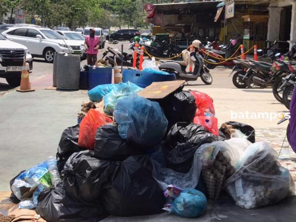 Tumpukan sampah terlihat di trotoar deretan ruko Greenland, Jalan Raja M Tahir, Batam Center, Selasa (10/3). F: M. Sya’ban/Batam Pos