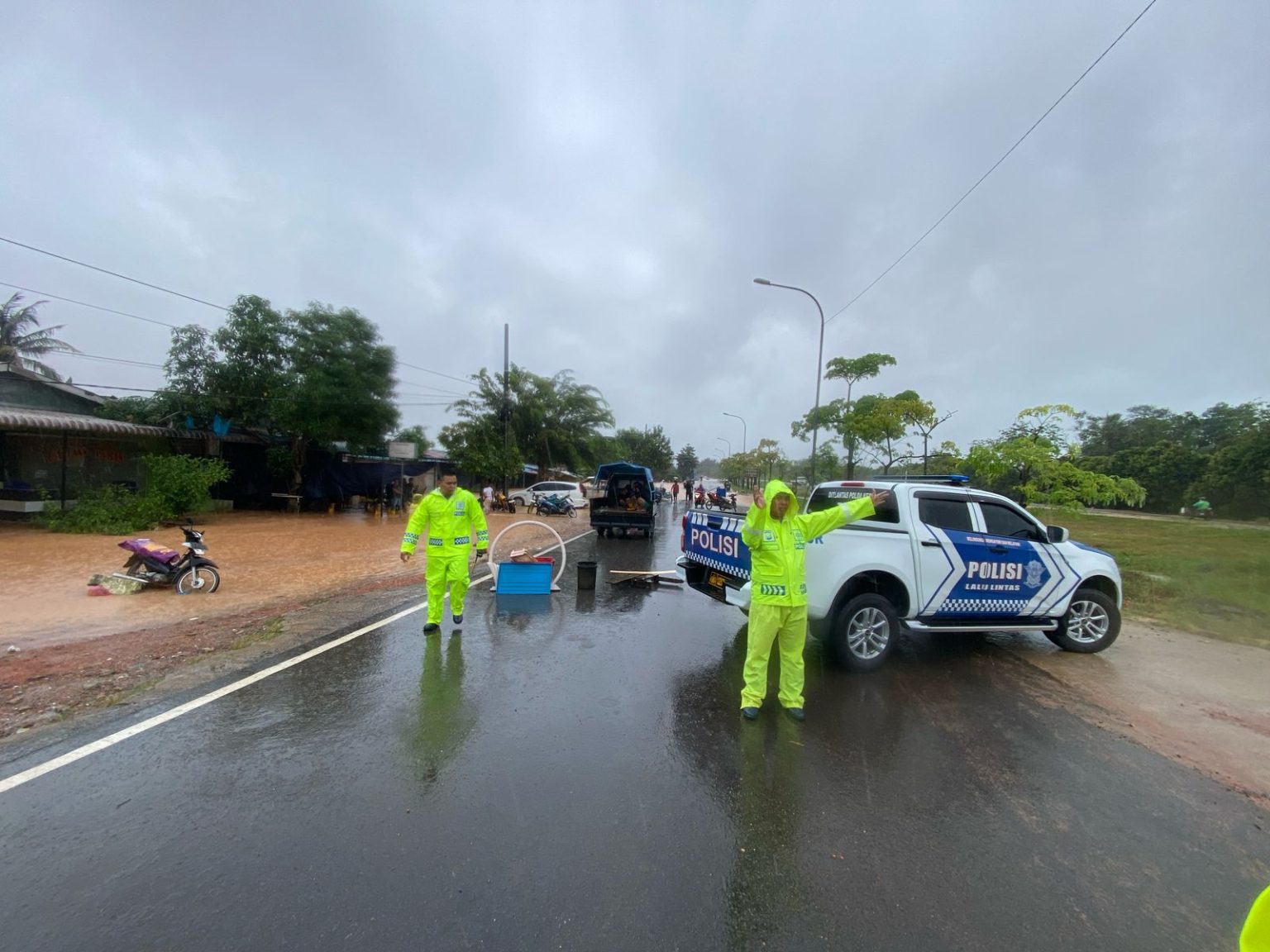Direktorat Lalu Lintas (Ditlantas) Polda Kepulauan Riau (Kepri) menerapkan rekayasa lalu lintas berupa contraflow dan melakukan pengaturan arus kendaraan. Foto. Polda Kepri untuk Batam Pos