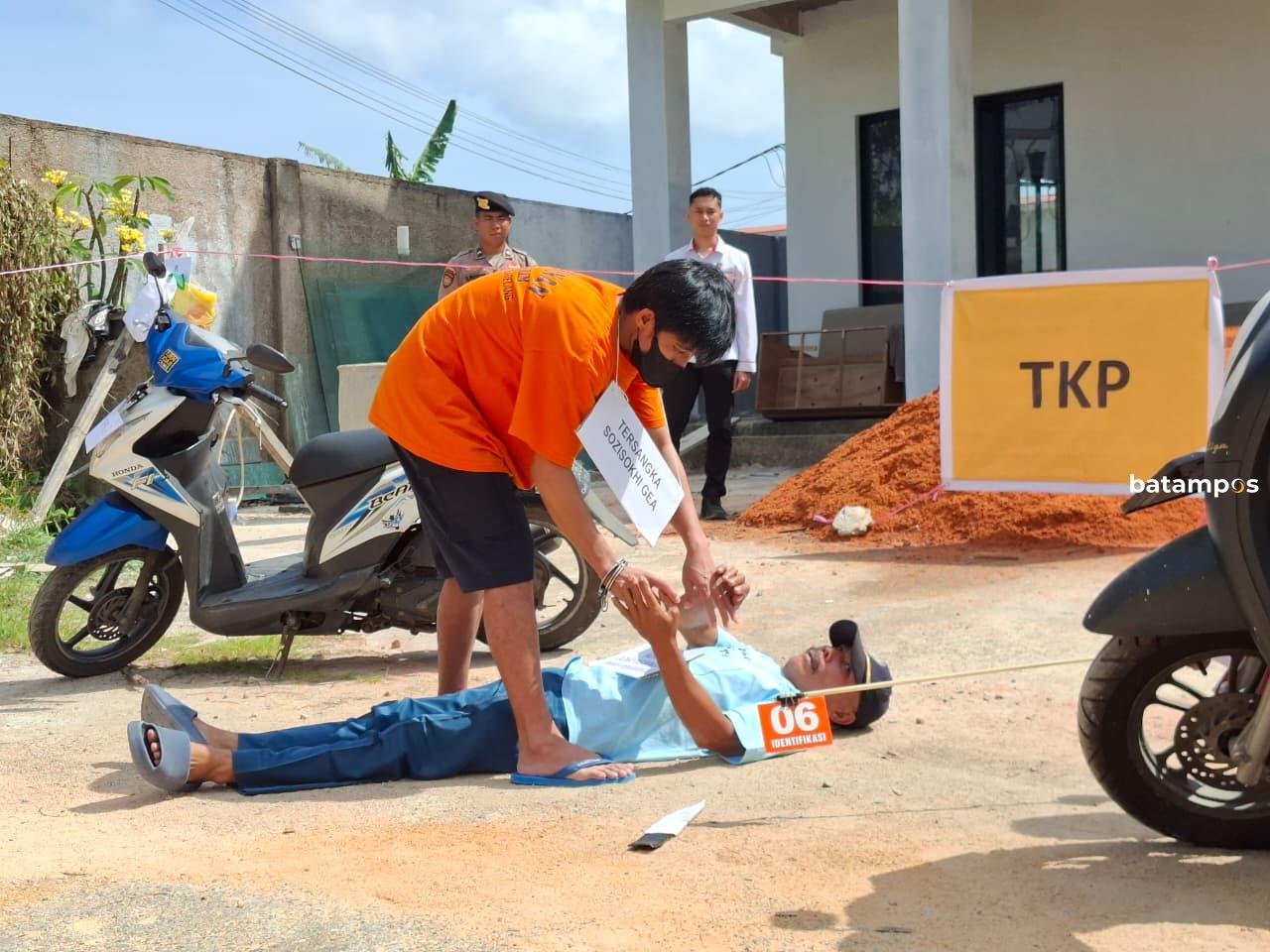 Pelaku memperagakan adegan pembunuhan saat rekonstruksi, Rabu (11/3/2026). F. Cecep Mulyana/ Batam Pos