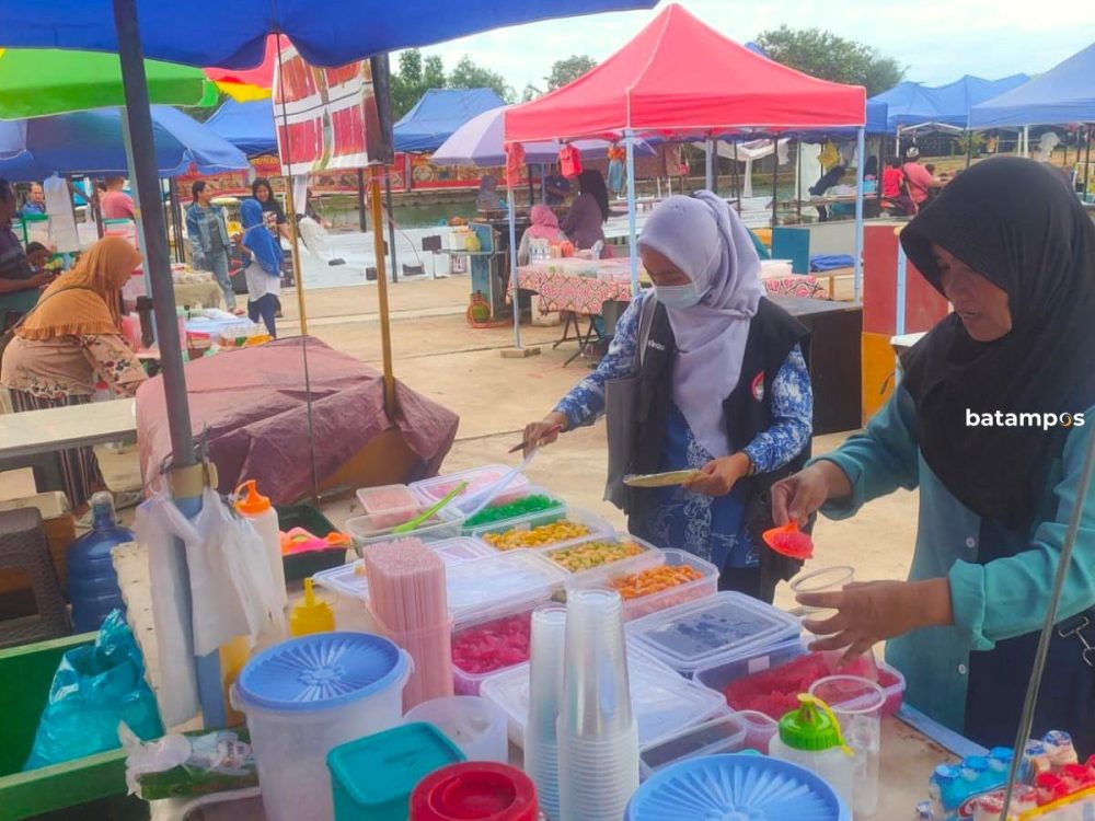Pegawai Dinkes Kota Batam mengambil sampel makanan takjil yang dijual di berbagai bazar Ramadan.  