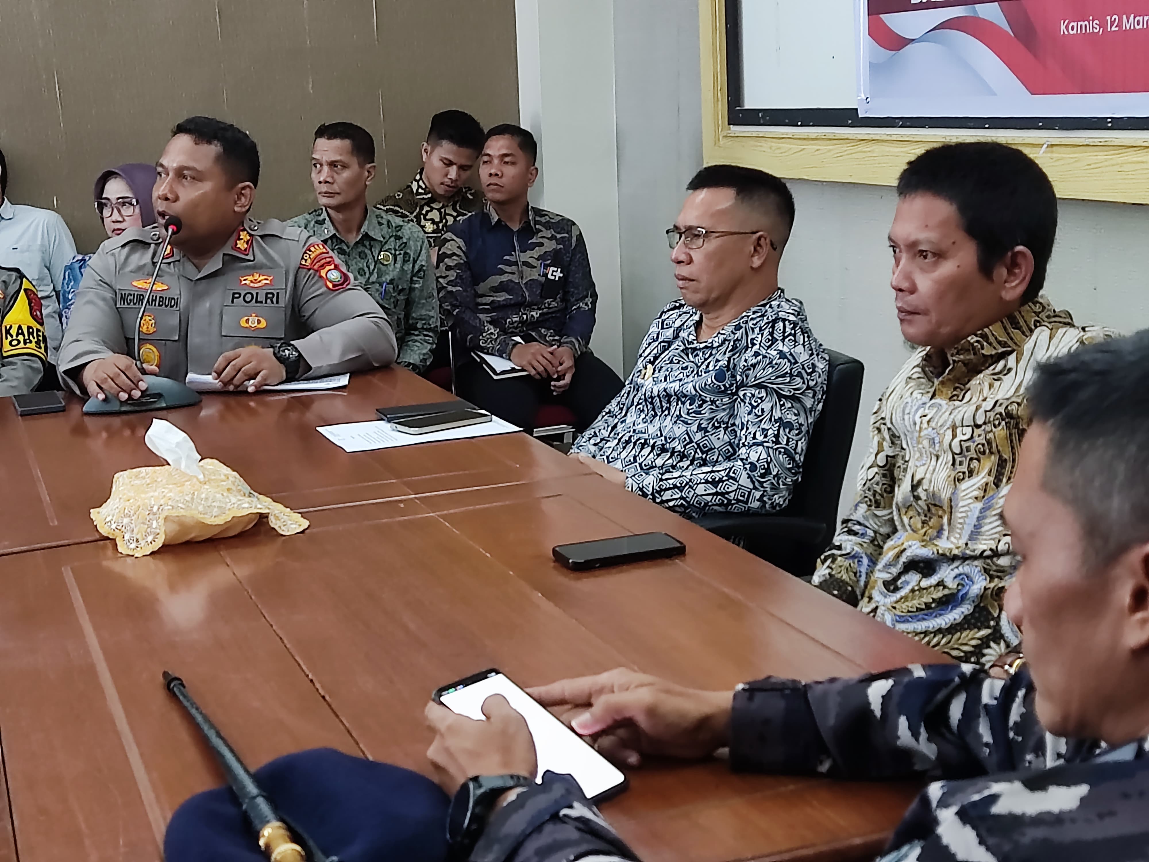 Bupati dan Wakil Bupati Anambas, Aneng&ndash;Raja Bayu memimpin rapat persiapan pengamanan Nyepi dan Idul Fitri. F Ihsan Imaduddin/Batam Pos