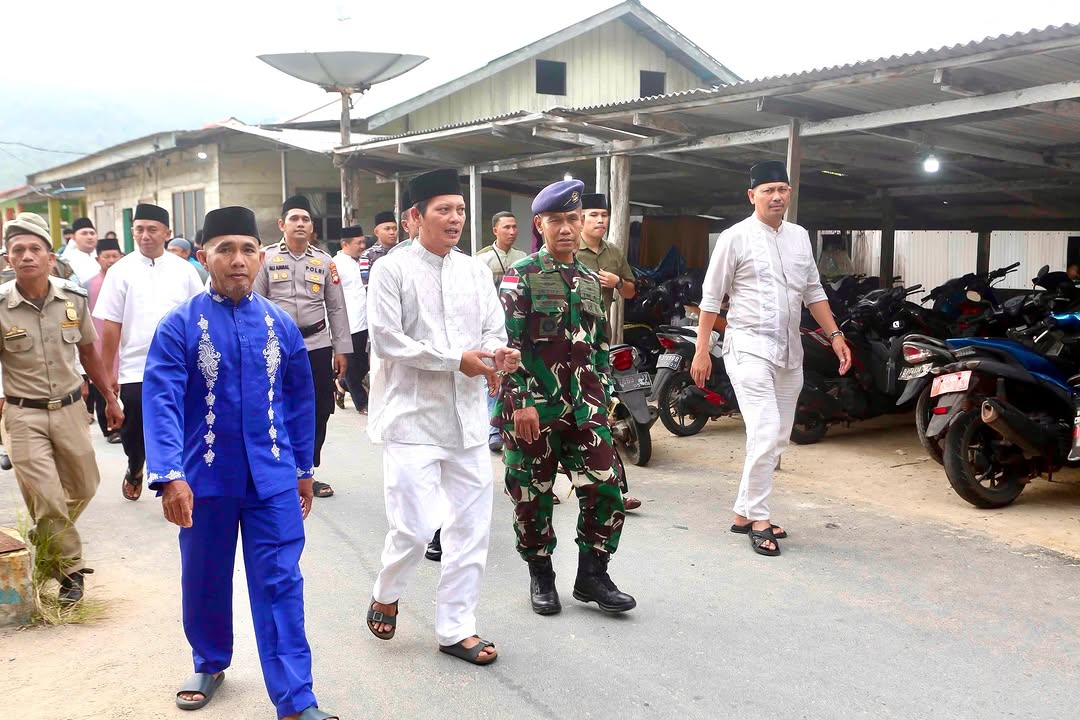 Wakil Bupati Kepulauan Anambas, Raja Bayu (sebelah baju biru) bersama Danlanal Matak, Mayor Laut (P) Istio mengunjungi Desa Candi, Kecamatan Palmatak. F Ihsan Imaduddin/Batam Pos