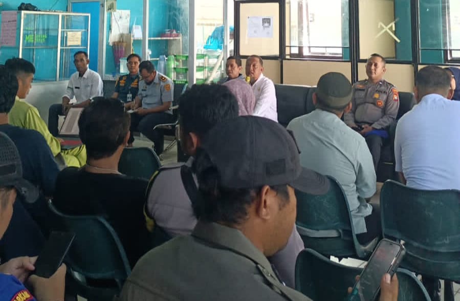 Dishub Lingga bersama seluruh stakeholder yang bertugas di pelabuhan jagoh saat melakukan rapat koordinasi, Selasa (10/3). F. Vatawari/BATAM POS