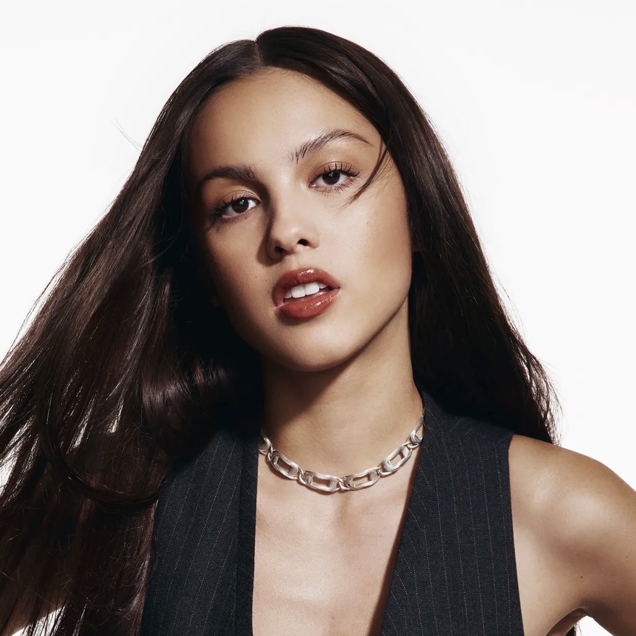 Olivia Rodrigo merilis cover lagu di album amal Help(2).