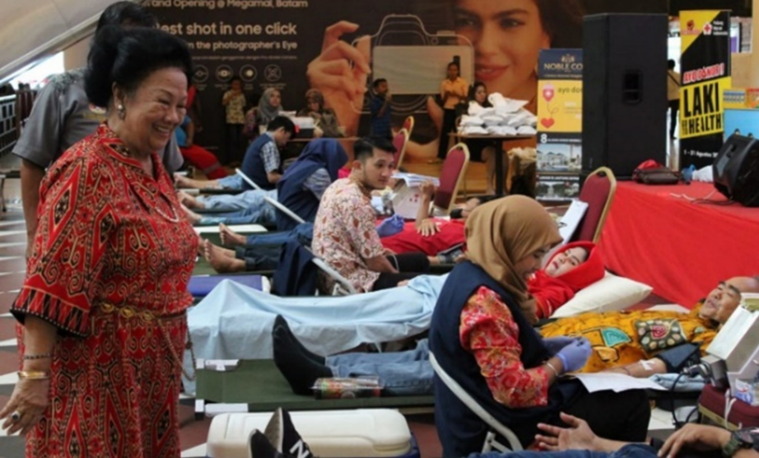 Ketua PMI Kota Batam Sri Soedarsono menyaksikan kegiatan donor darah yang  dilakukan UPD PMI Batam beberapa waktu lalu. F Istimewa untuk Batam Pos