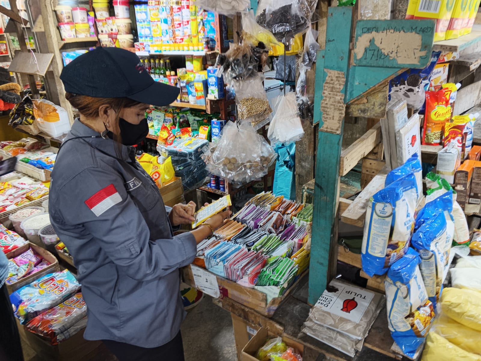 Tim Dinkes Kepulauan Anambas mengecek produk pangan yang dijual oleh pedagang di Pasar Tarempa. Terdapat 25 produk yang masih dijual masuk kedalam kadaluarwasa. F Ihsan Imaduddin/Batam Pos