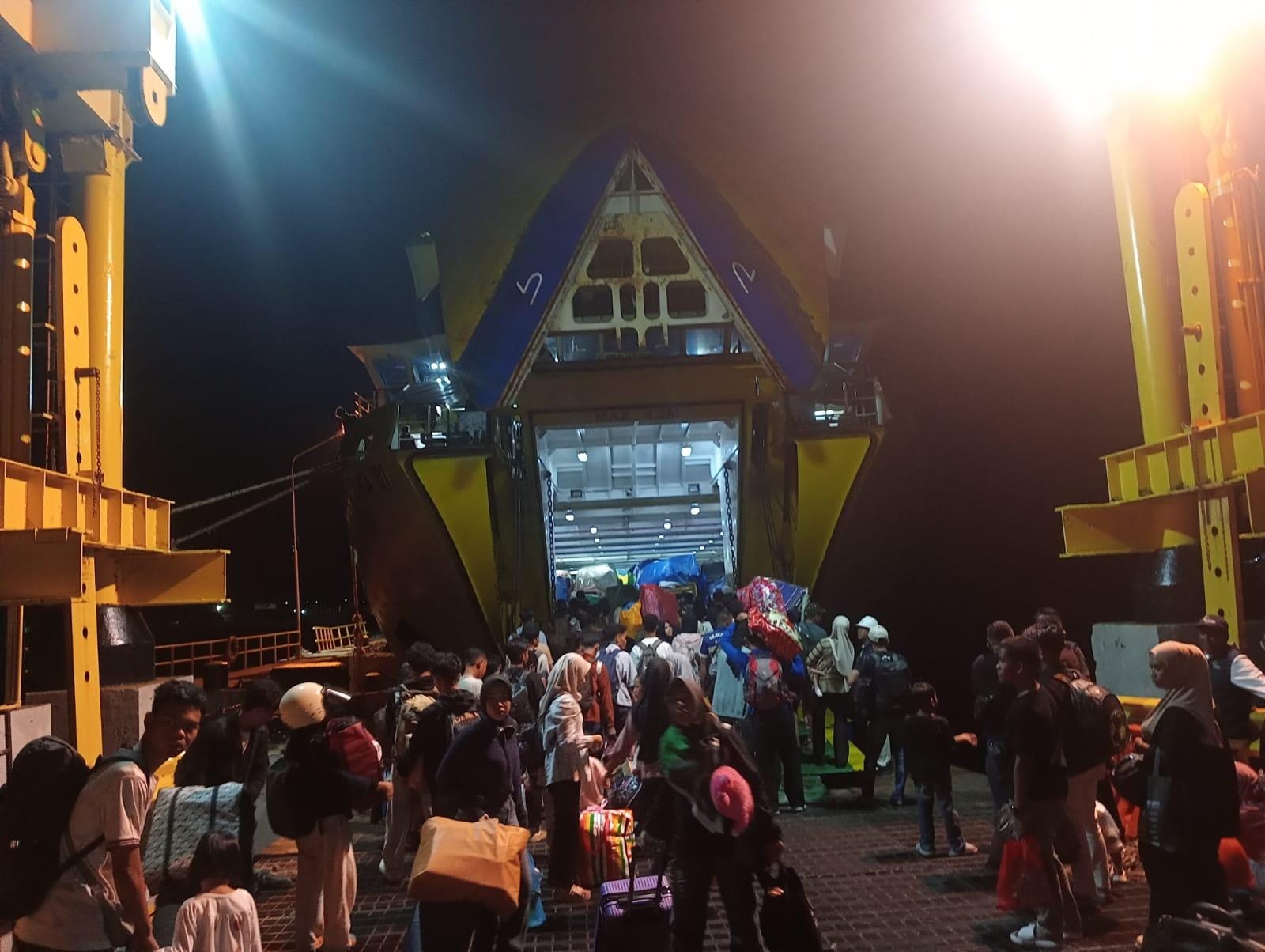 Para pemudik saat hendak masuk ke Kapal RoRo KMP Bahtera Nusantara (BN) 01 di Pelabuhan ASDP Tanjunguban, pada Rabu (11/3/2026) malam. F.Kiriman Ainul Yaqin untuk Batam Po