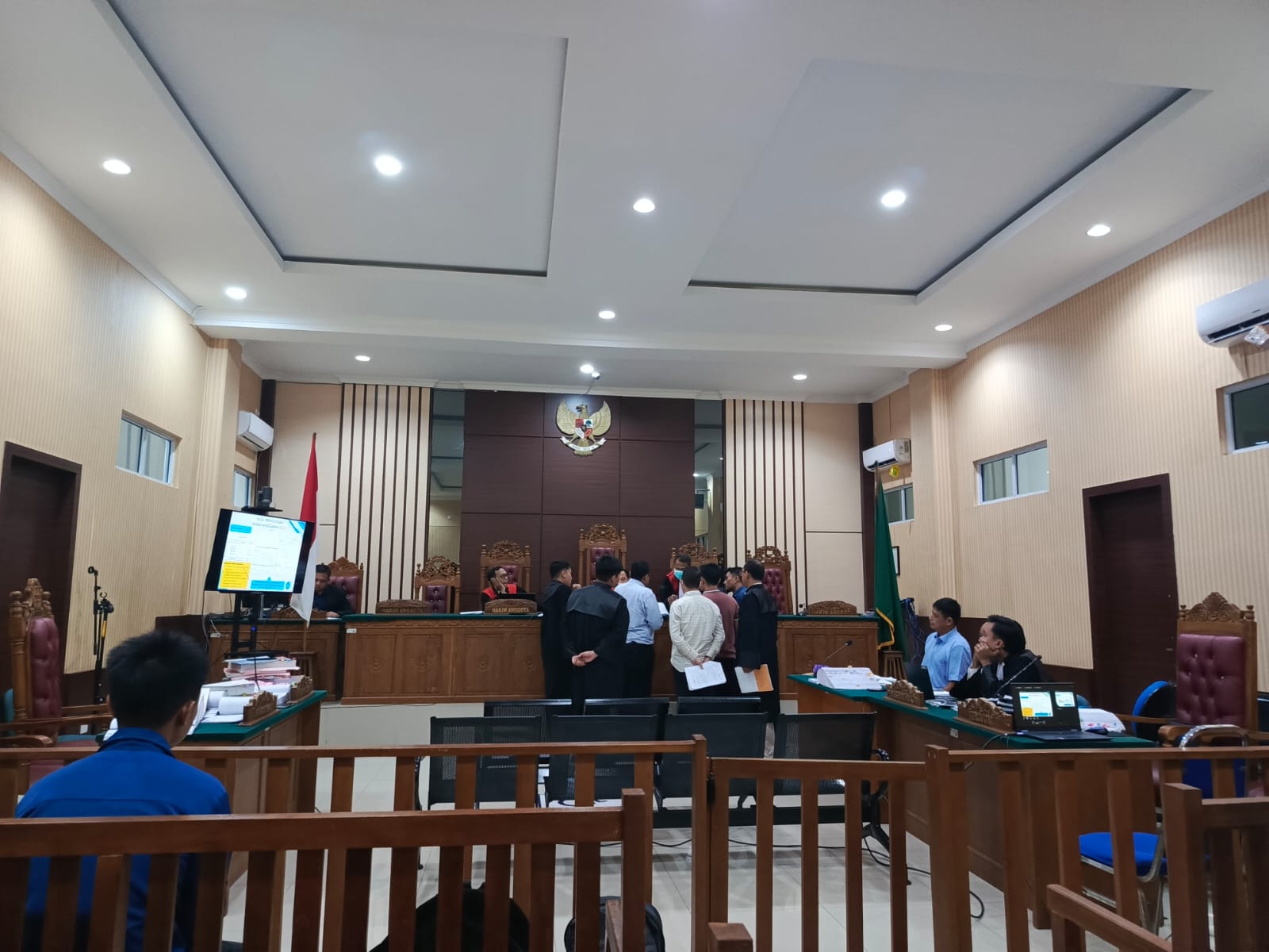 Penasihat Hukum saat menunjukan bukti dimuka persidangan di PN Tanjungpinang, Rabu (11/3). F. Mohamad Ismail/Batam Pos