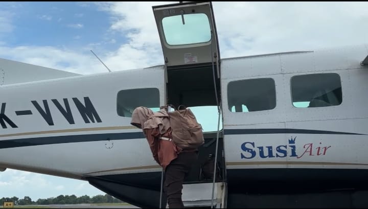 Pesawat Susi Air saat menurunkan penumpang di UPBU Kelas III Dabo Singkep. F. Vatawari/BATAM POS