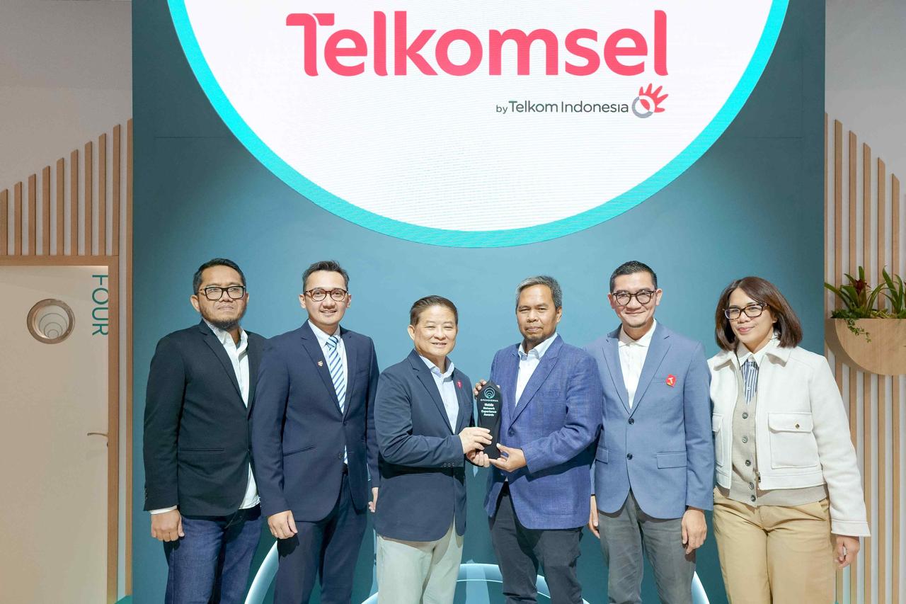Direktur Planning &amp; Transformation Telkomsel, Wong Soon Nam (ke-3 kiri), mengucapkan terima kasih atas kepercayaan pelanggan yang mengantarkan mereka meraih 11 penghargaan internasional di Spanyol.