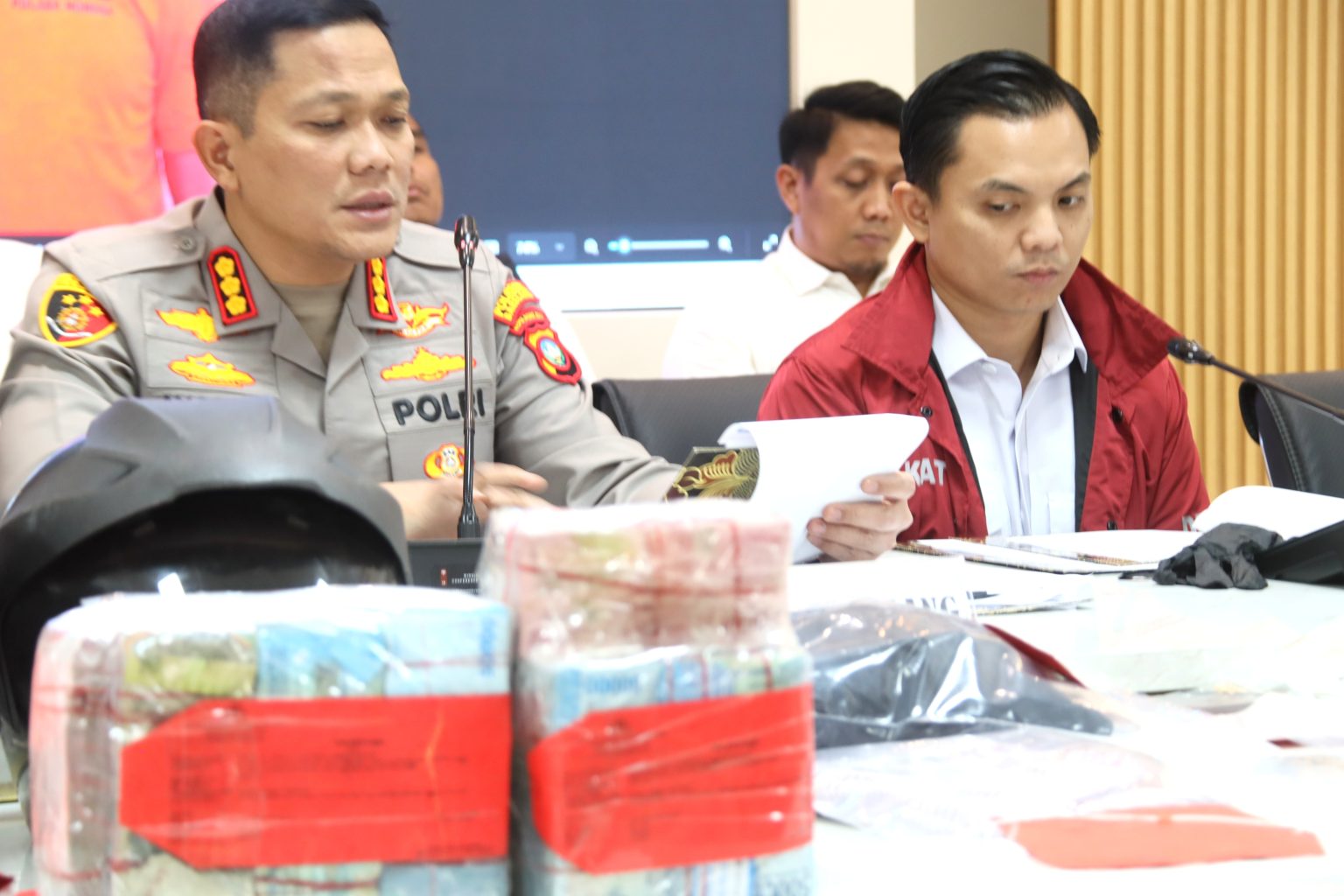 Kapolresta Barelang Kombes Pol Anggoro Wicaksono didampingi Kasat Reskrim, saat ekspos di Mapolresta Barelang, Rabu (11/3). F Cecep Mulyana/Batam Pos