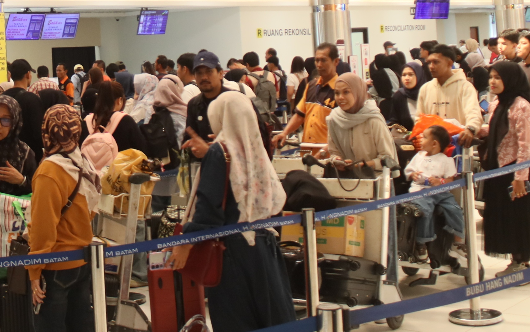 Suasana Bandara Hang Nadim Batam saat momen mudik Lebaran, Kamis (12/3).