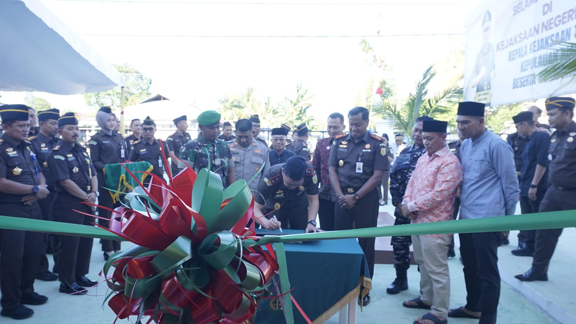 J. Devy Sudarso, Kepala Kejati Kepri saat meresmikan gedung serbaguna dan gedung PTSP Kejari Lingga, Kamis (12/3). F. Vatawari/BATAM POS