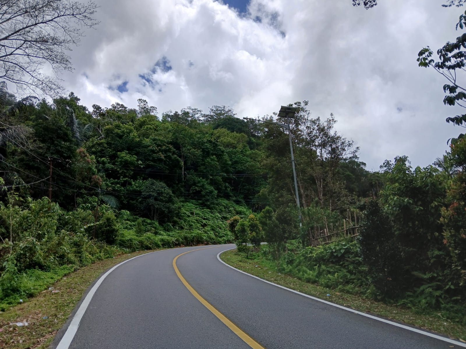 Suasana dan kondisi lampu PJU yang mati di kawasan Tarempa Selatan. Pada malam hari, jalan ini gelap gulita tanpa adanya penerangan. F Ihsan Imaduddin/Batam Pos 