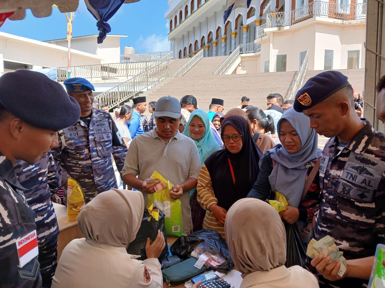 Masyarakat terpantau berbelanja di Pasar Murah yang digelar oleh Lanal Tarempa dan Polres Kepulauan Anambas. F Ihsan Imaduddin/Batam Pos