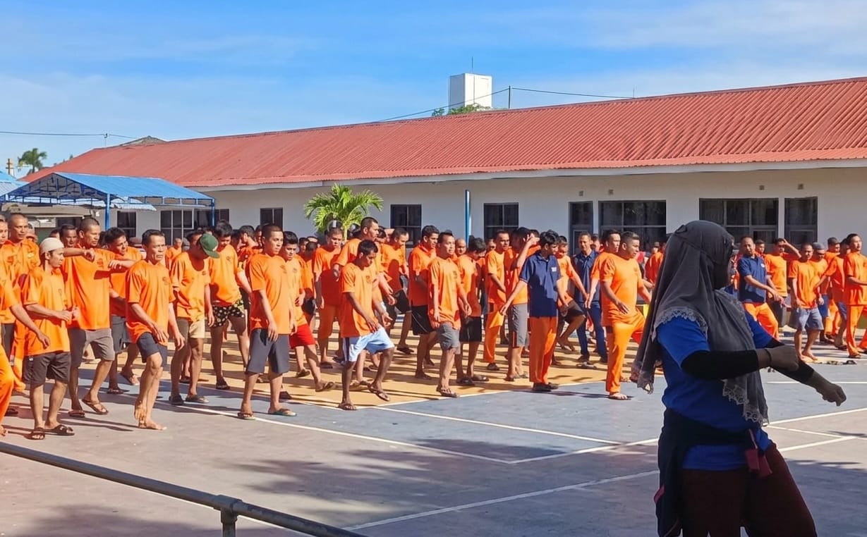 Warga binaan Rutan Kelas IIB Tanjungbalai Karimun saat sedang berolahraga. Sebanyak 314 dari mereka mendapatkan remisi Idulfitri. F Sandi Pramosinto/Batam Pos