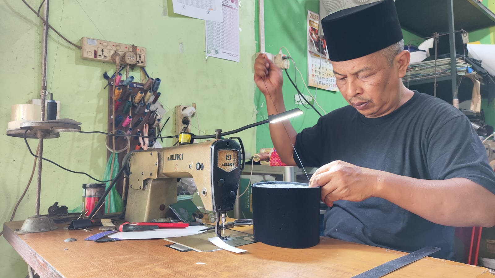 Pengrajin gurindam songkok, Syafran saat membuat pesanan pelanggan untuk Idulfitri. F Yusnadi/Batam Pos