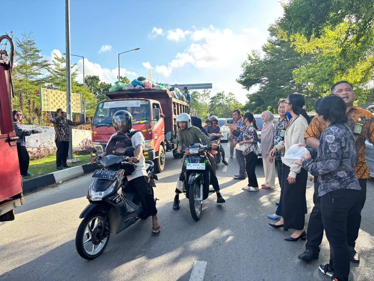 PN Tanjungpinang saat melakukan public campaion dan pembagian takjil di Jalan Bandara Tanjungpinang. F. Humas untuk Batam Pos
