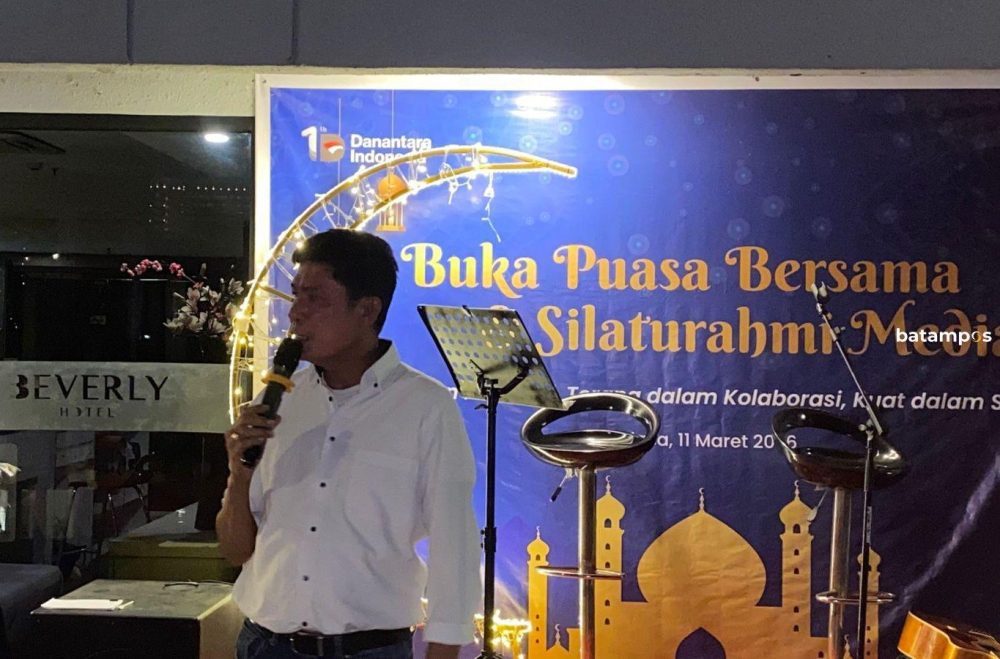 Sekretaris Perusahaan PLN Batam, Syamsul Bahri, menyampaikan sambutan saat acara buka puasa bersama dan silaturahmi PLN Batam dengan insan media di Hotel Beverly Nagoya, Lubuk Baja, Rabu (11/3).