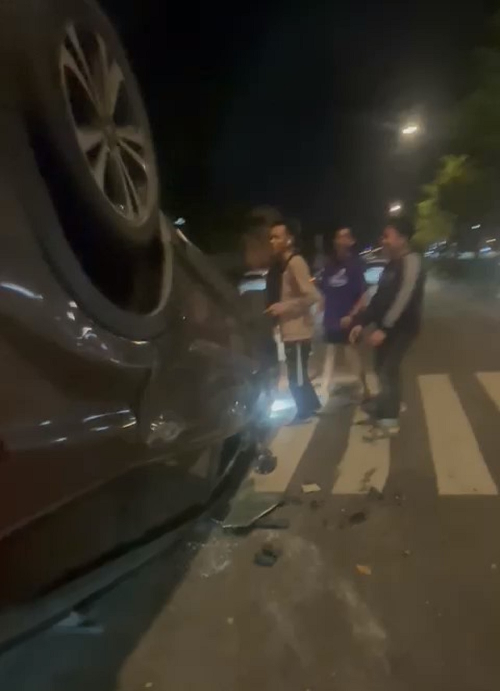 Warga membantu membalikkan mobil Toyota Rush yang terbalik setelah mengalami kecelakaan tunggal di kawasan Simpang Frengki, Batam, Jumat (13/3) dini hari. F. Istimewa