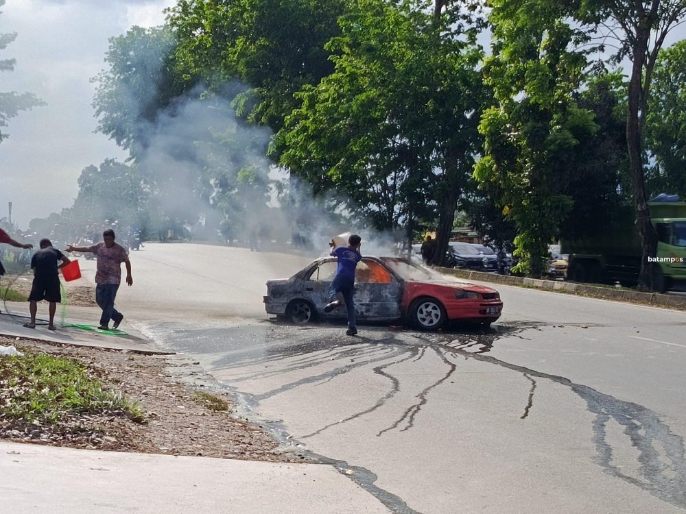 Mobil sedan terbakar saat isi BBM di SPBU Codo, Kecamatan Sagulung, Kamis (12/3). F.Eusebius